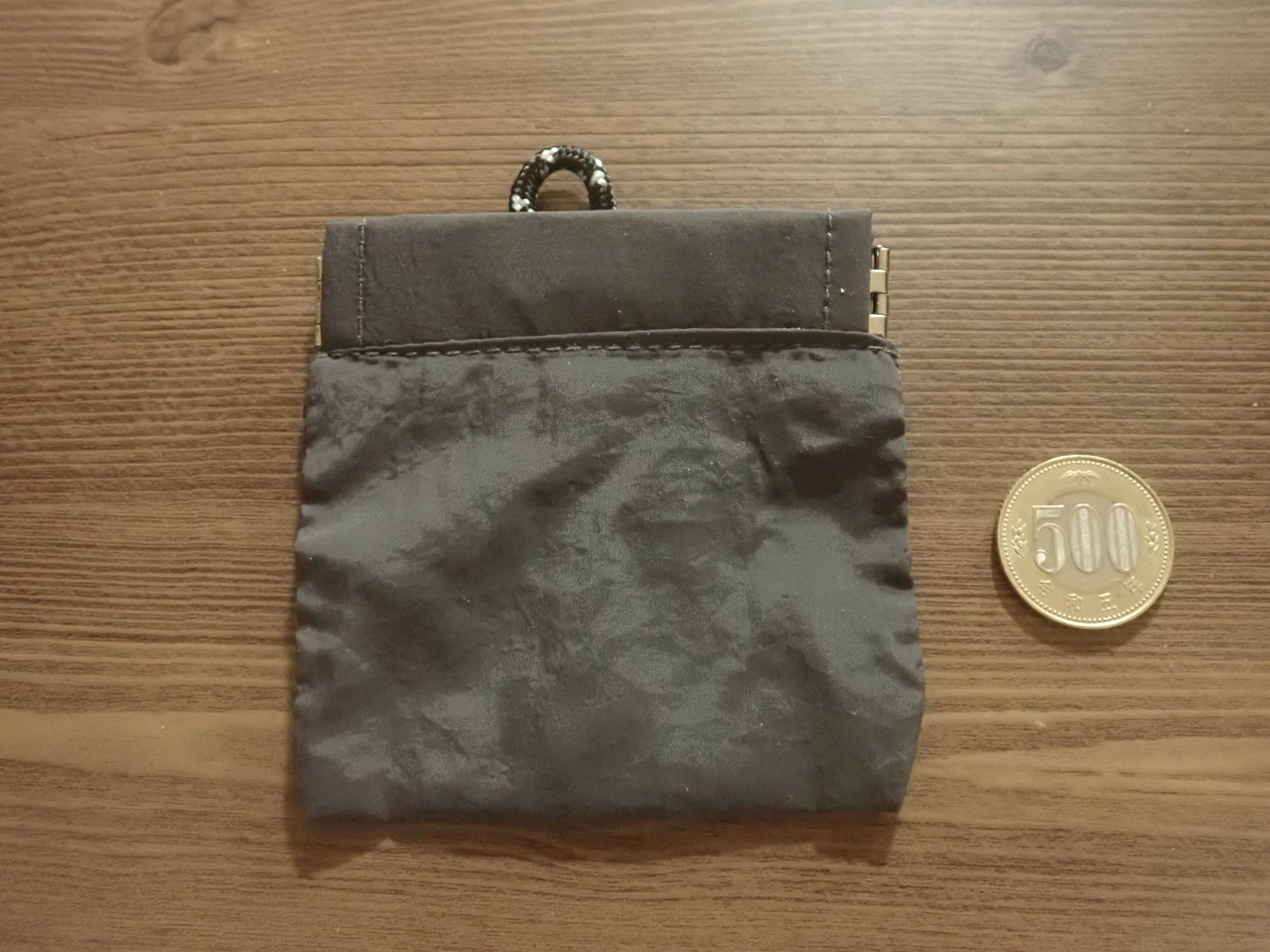 ダイソーのループ付バネ口ポーチ