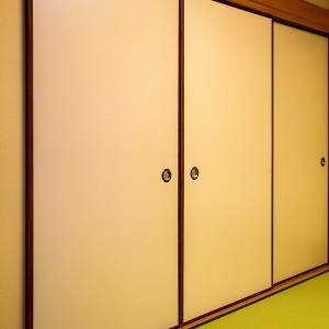 実は風水的に大凶です……。押入れにあると人気運が急降下するもの5選