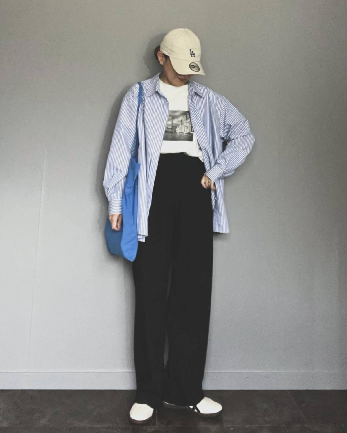 プリントTシャツ×カラーシャツ