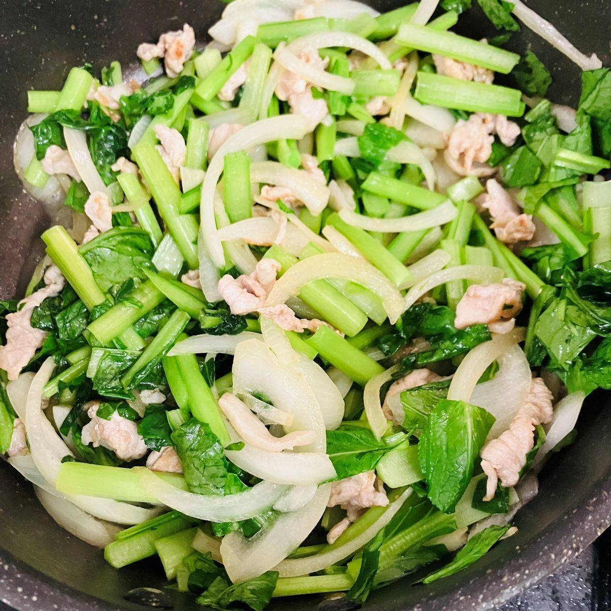 JAグループ公式の「小松菜と玉ねぎと牛肉のマヨ和風炒め」のレシピ