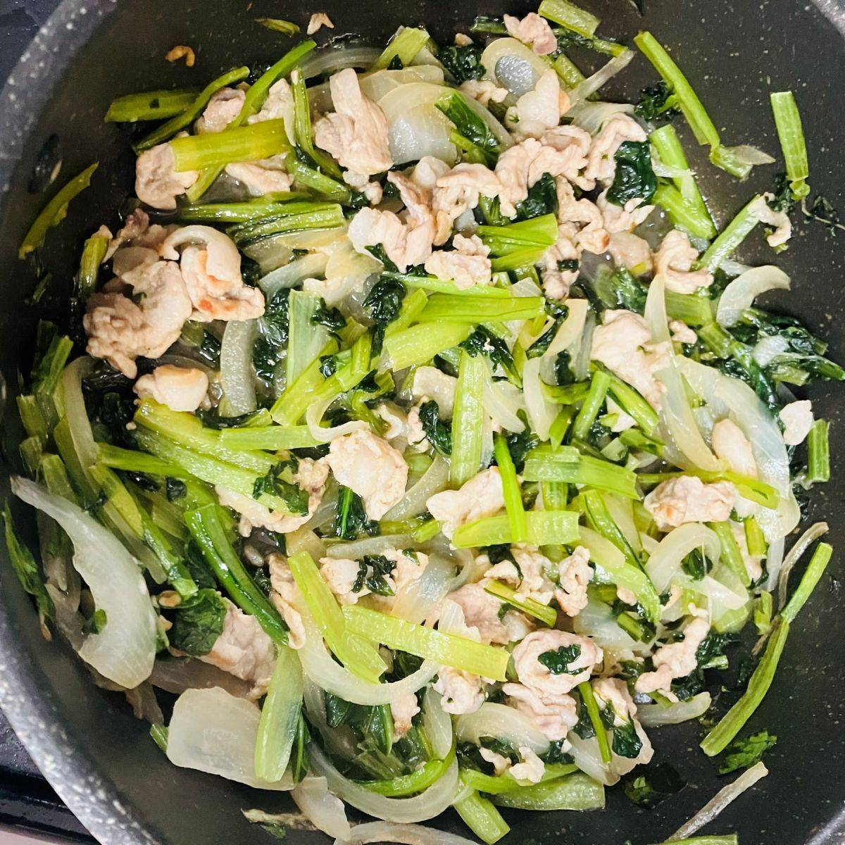 JAグループ公式の「小松菜と玉ねぎと牛肉のマヨ和風炒め」のレシピ