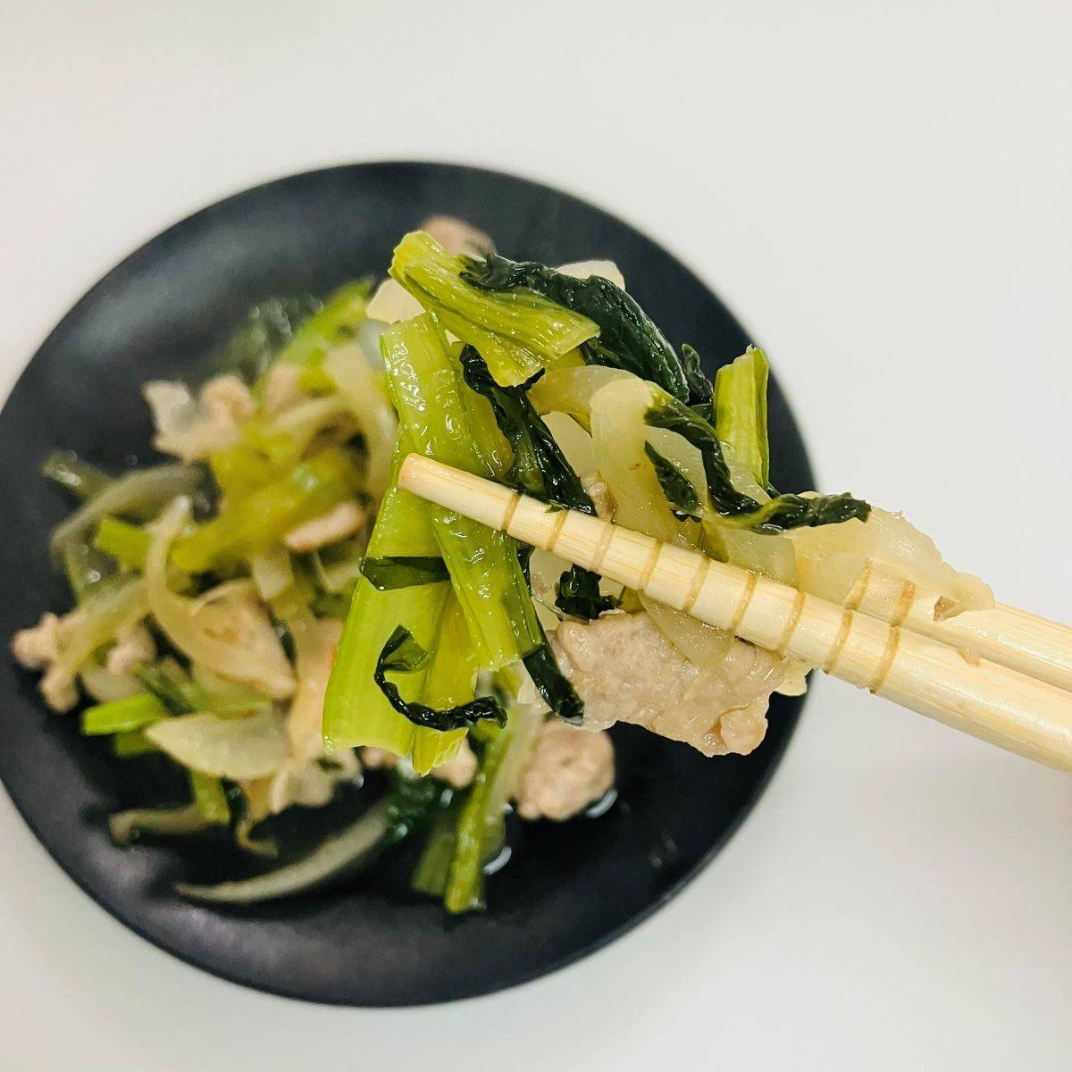 JAグループ公式の「小松菜と玉ねぎと牛肉のマヨ和風炒め」のレシピ