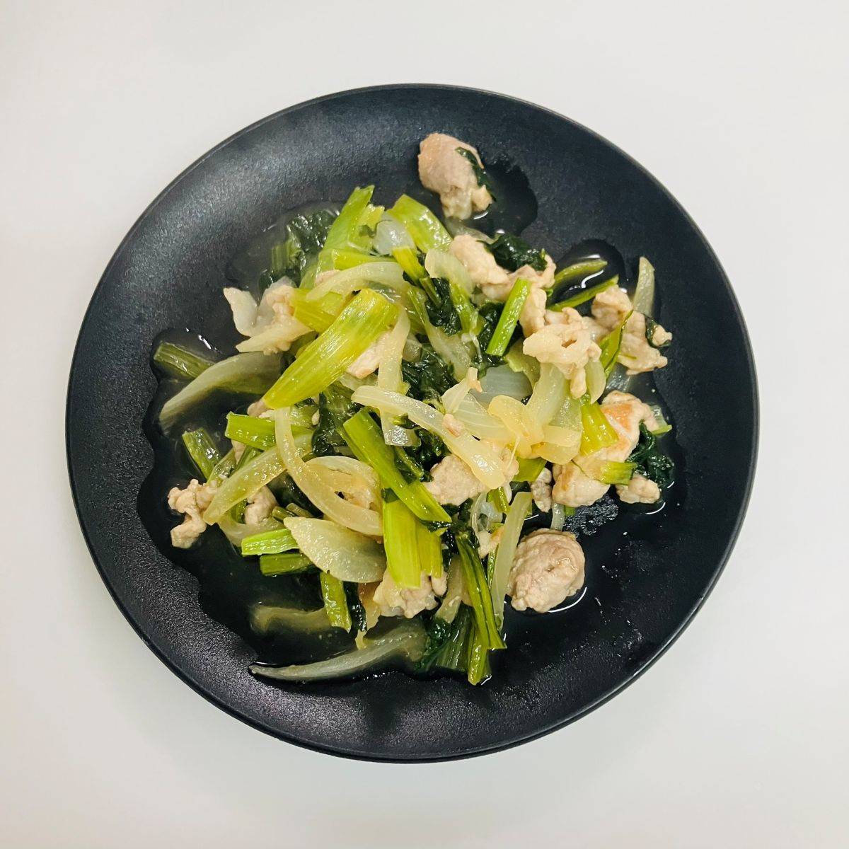 JAグループ公式の「小松菜と玉ねぎと牛肉のマヨ和風炒め」のレシピ