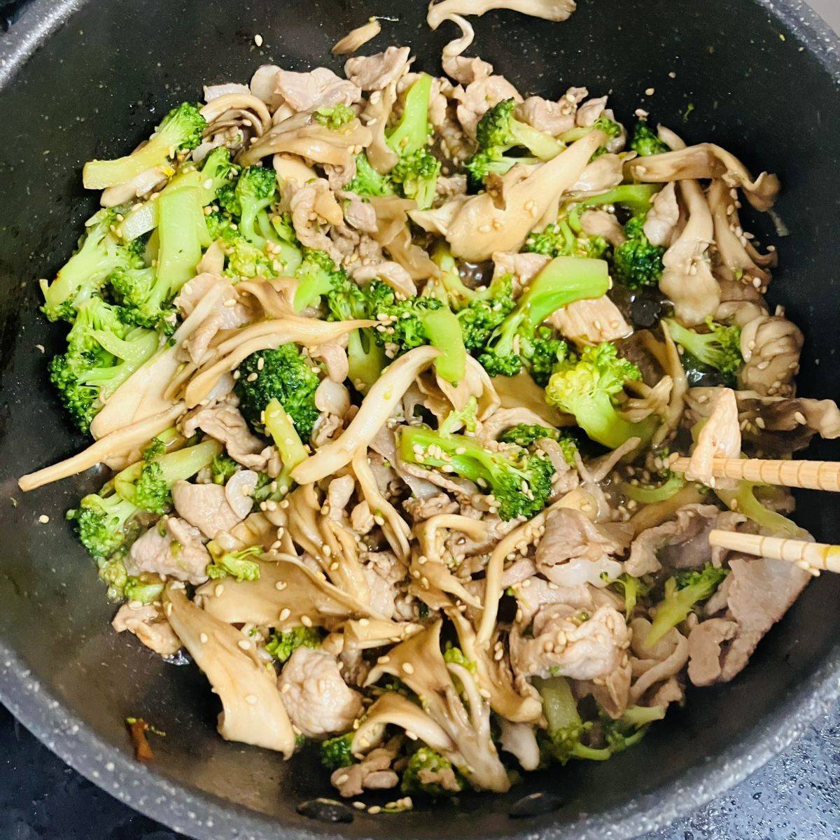 JAグループ公式の「ブロッコリーとまいたけと豚肉の炒め物」のレシピ