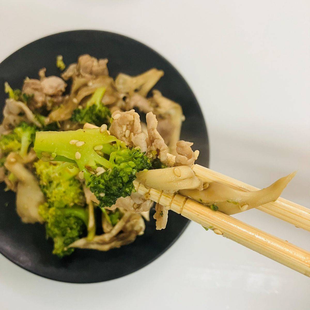 JAグループ公式の「ブロッコリーとまいたけと豚肉の炒め物」のレシピ