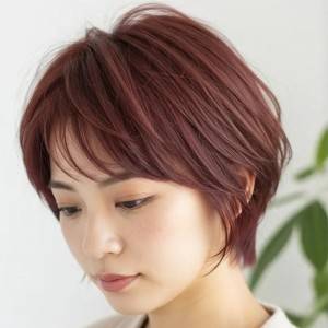  ボルドーカラーのガーリーショート 
