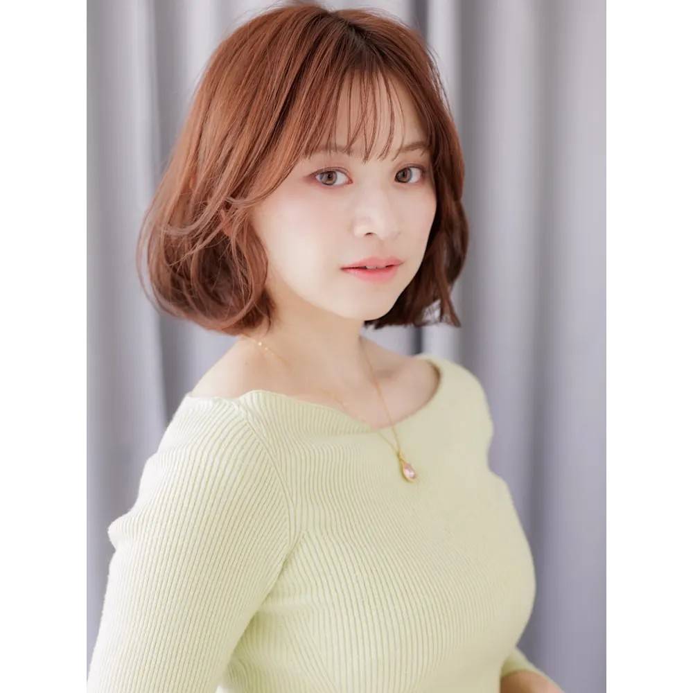 ミルクブラウンのゆるふわレイヤーボブ