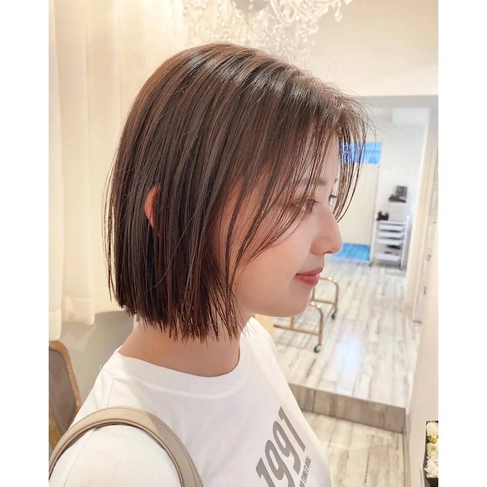 ナチュラルベージュの切りっぱなしボブ