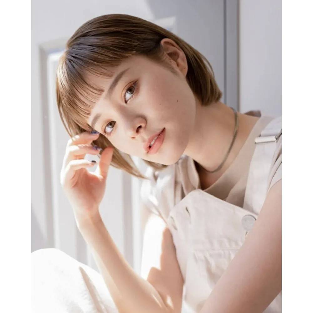 オン眉のミニボブヘア