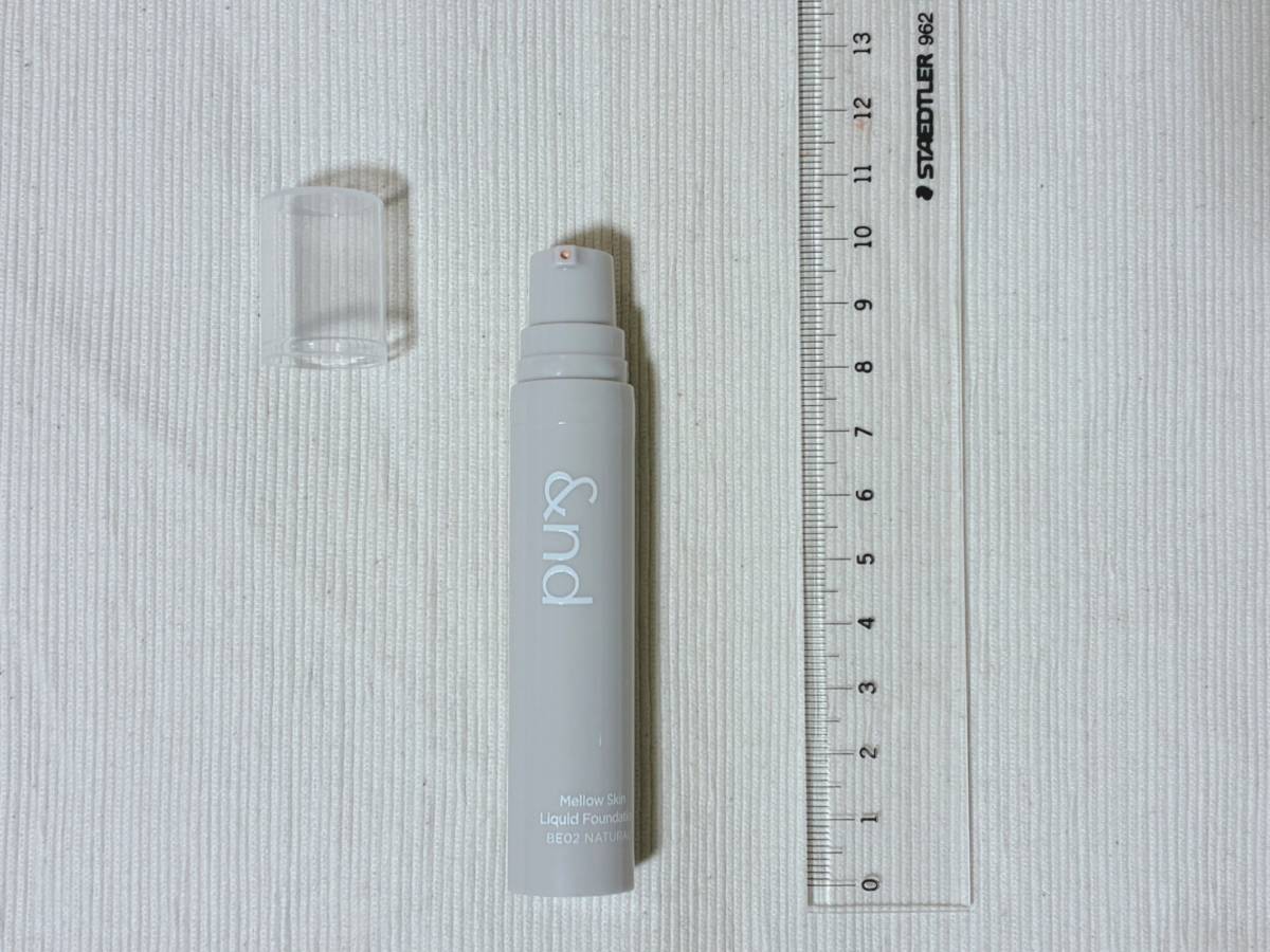&nd by rom&nd アンドバイロムアンド Greige グレージュシリーズ メロウスキンリキッドファンデーション BE02ナチュラル 本体 蓋開け 定規
