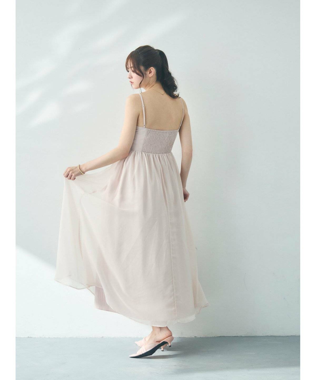 初夏コーデの女性