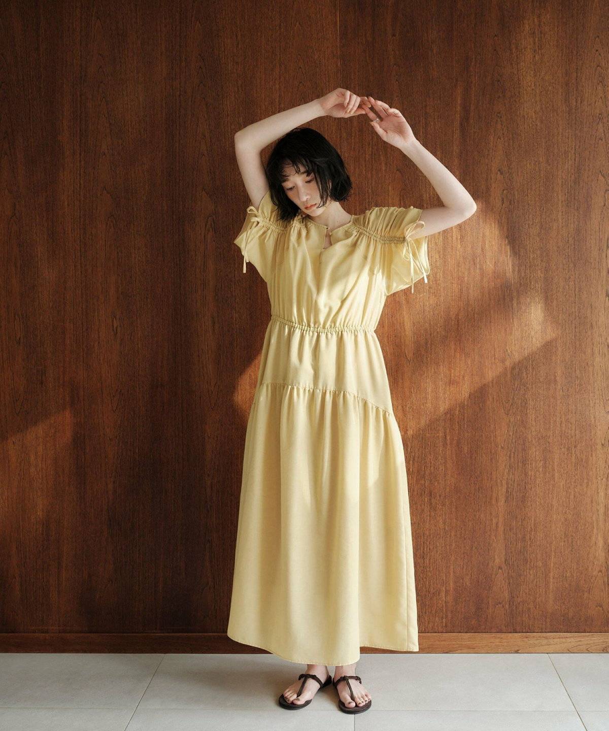 初夏コーデの女性