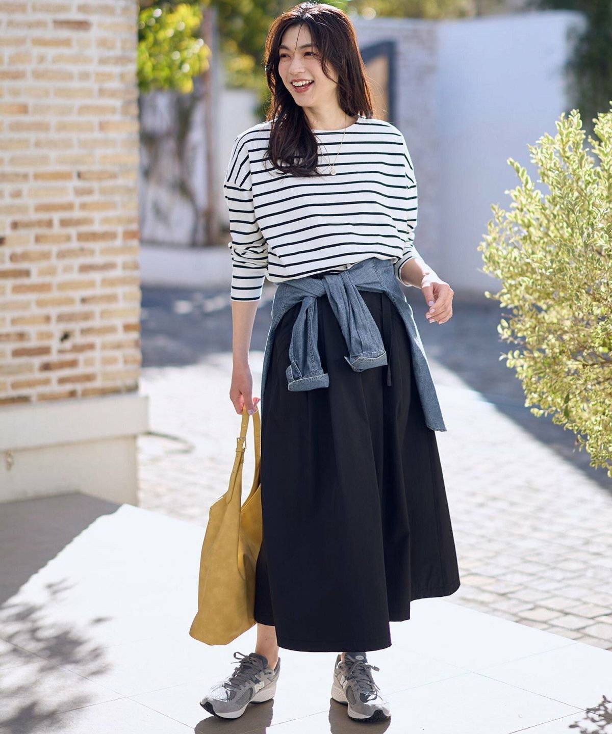 梅雨コーデの女性