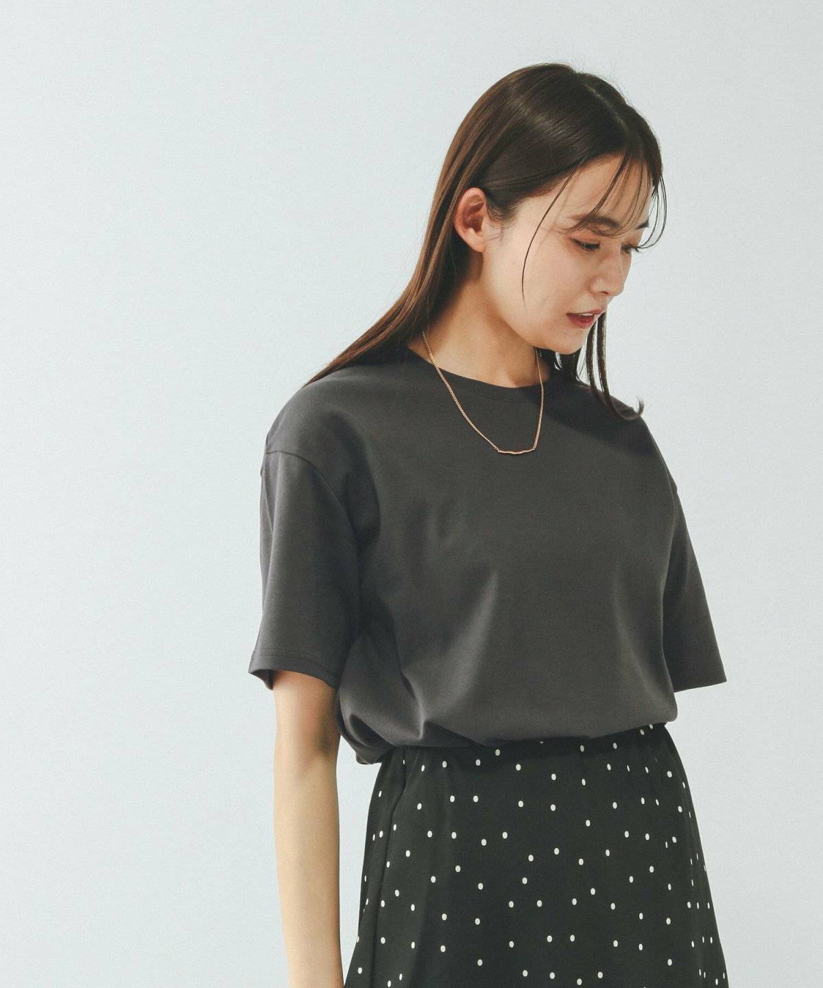 夏コーデの女性