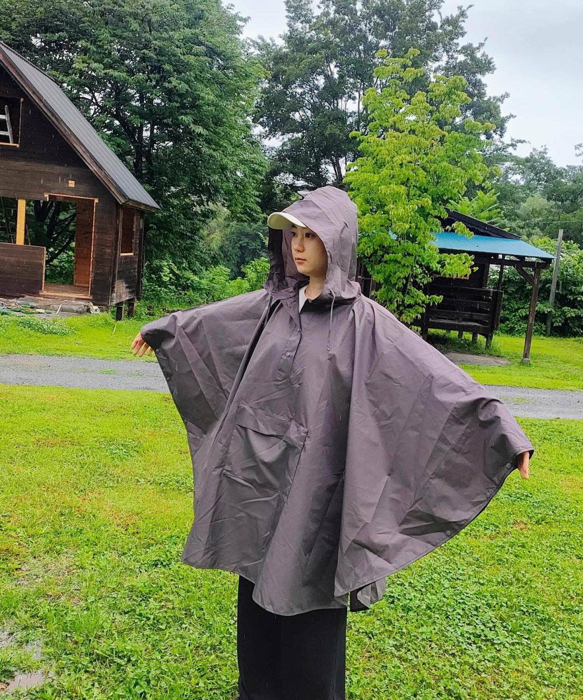 雨の日コーデの女性