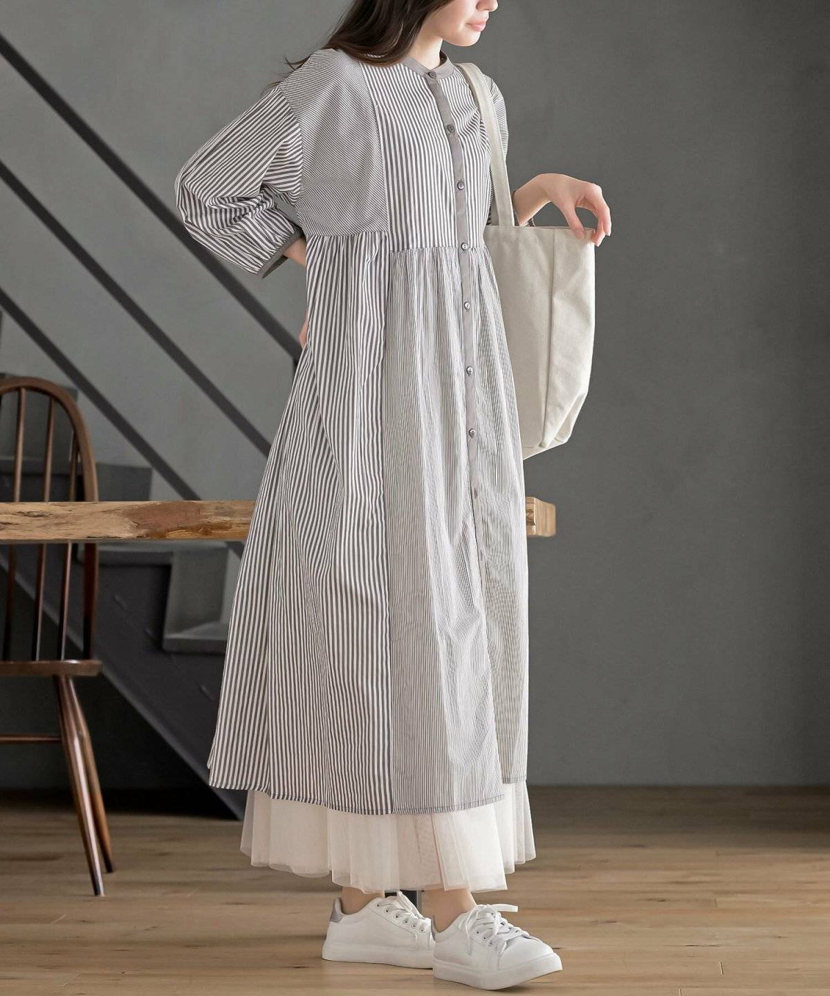 雨の日コーデの女性