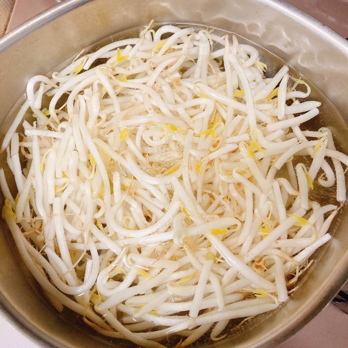 JAグループ公式の「もやしとブロッコリーの芯の梅マヨサラダ」のレシピ