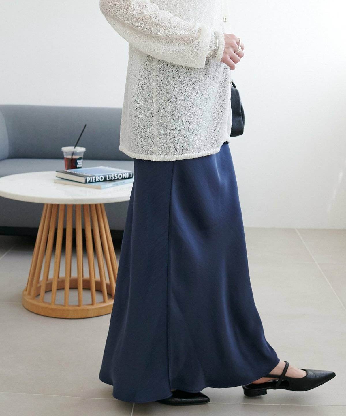 ネイビーのスカート