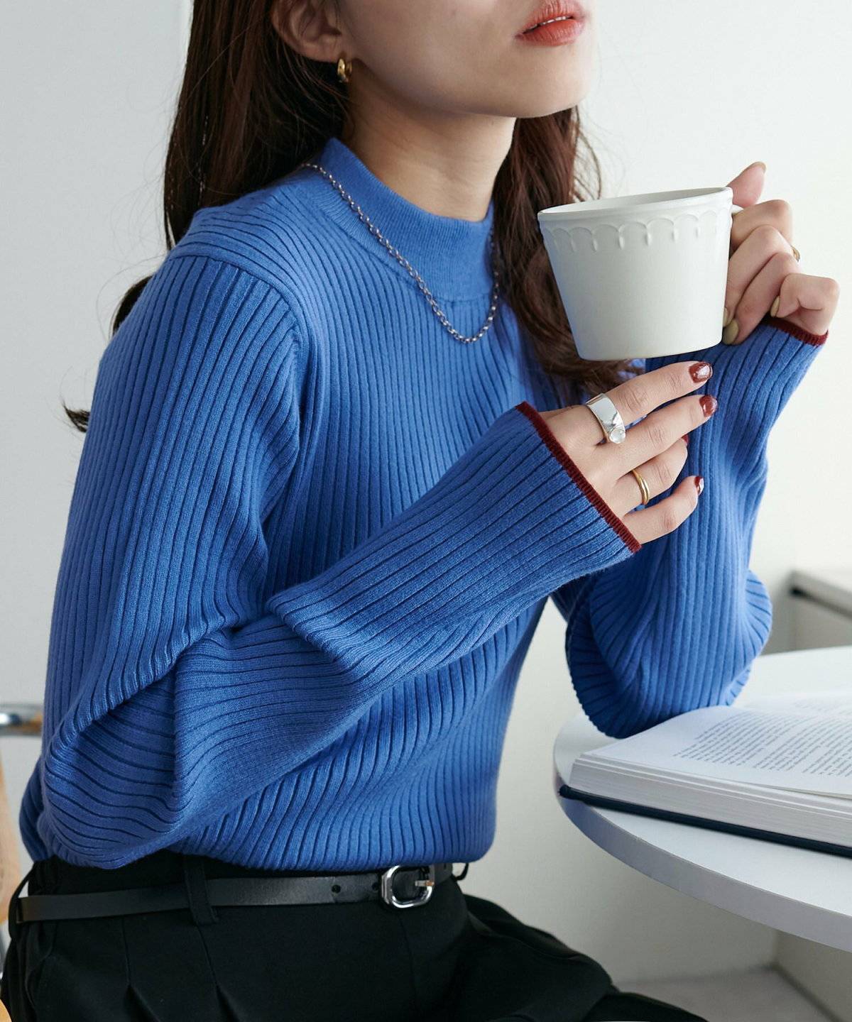 ブルーのニット