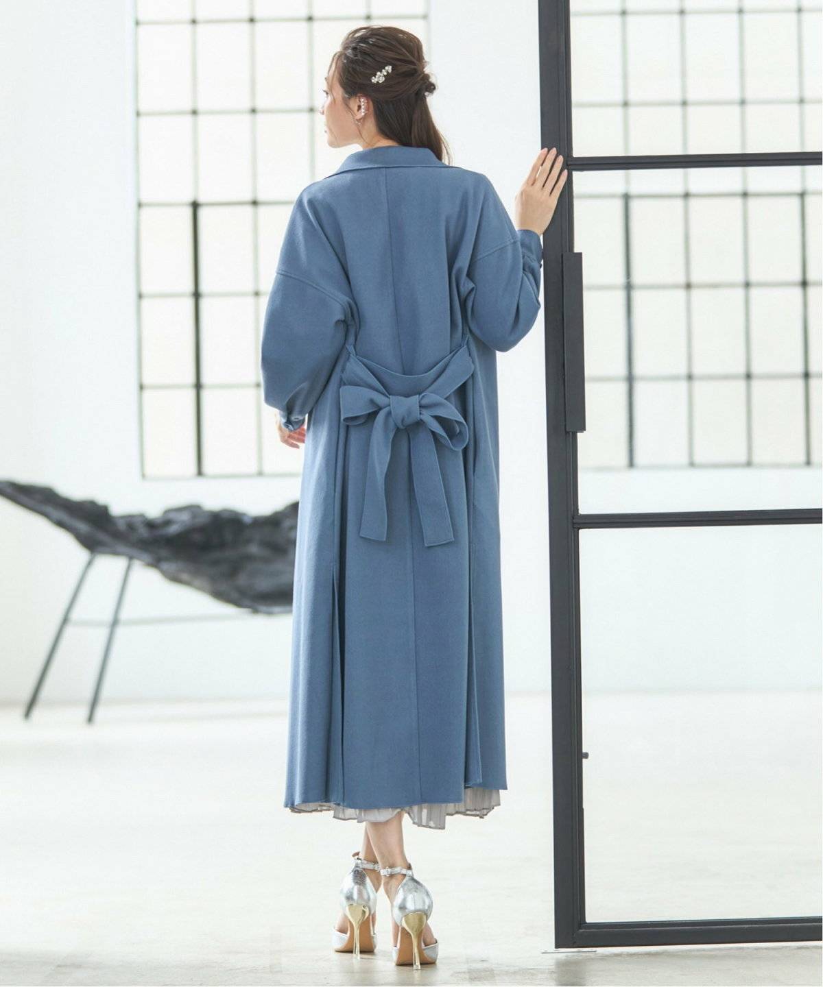 ブルーのコートコーデ