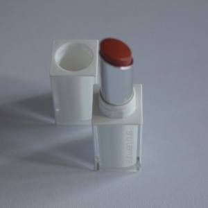 素の唇をもっと美しく。塗る美容液リップ「シュウ ウエムラ キヌケアヌード」