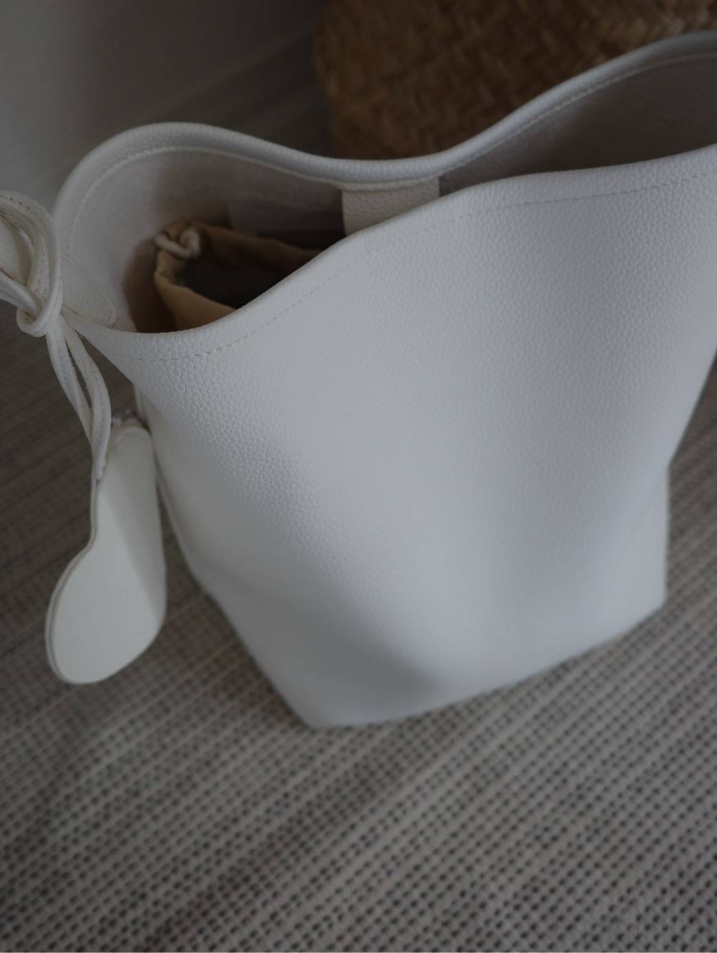 ホワイトレザーのバケツバッグ