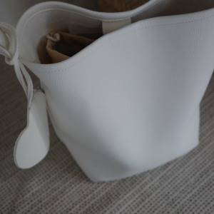 “白”なら持つだけで軽やか♪丸みフォルムが可愛い「上質レザーバケツバッグ」