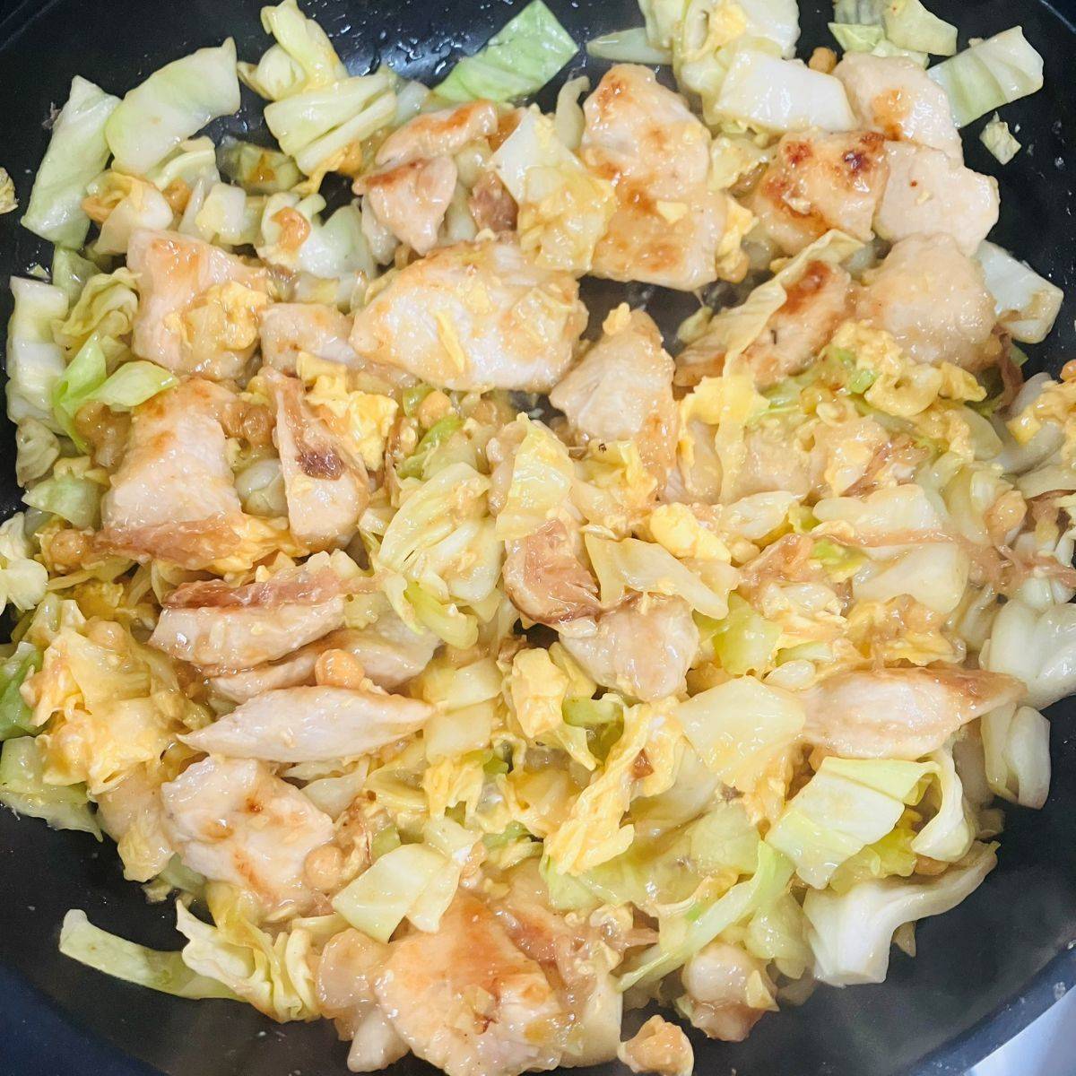 ヤマキ公式の「鶏むね肉とキャベツのふわとろ卵だし炒め」のレシピ