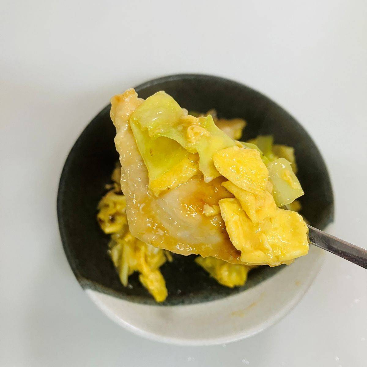 ヤマキ公式の「鶏むね肉とキャベツのふわとろ卵だし炒め」のレシピ