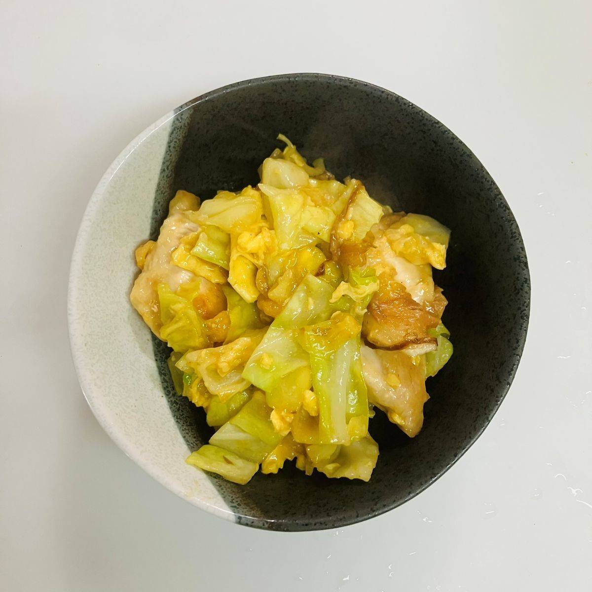 ヤマキ公式の「鶏むね肉とキャベツのふわとろ卵だし炒め」のレシピ