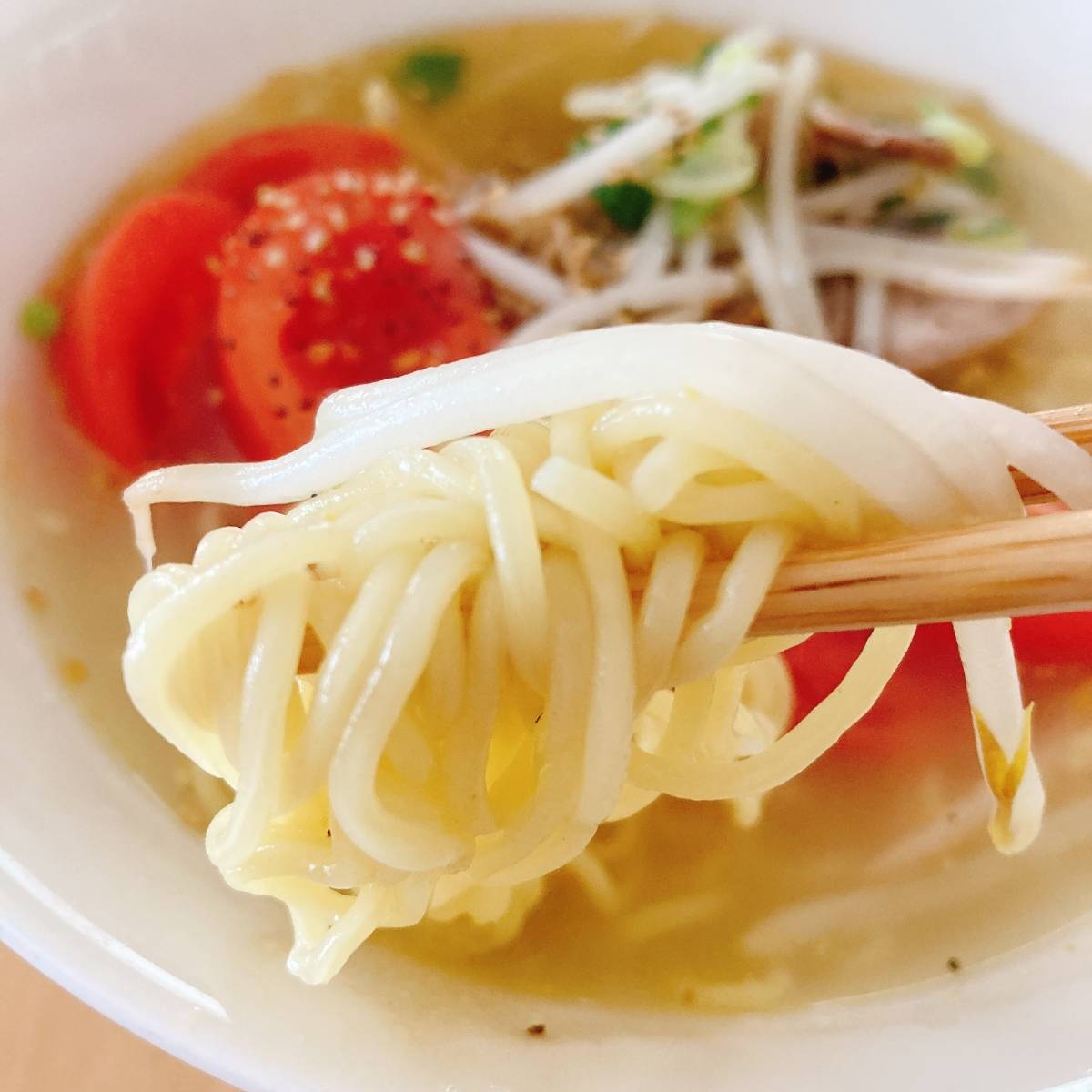 JAグループ公式の「もやしとニラのトマトラーメン」のレシピ