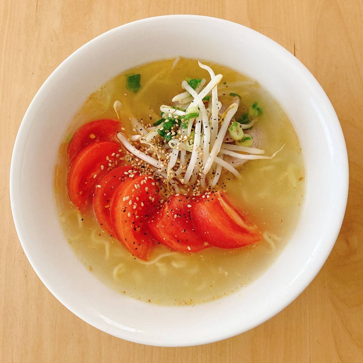 JAグループ公式の「もやしとニラのトマトラーメン」のレシピ