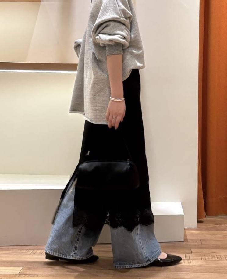 デニムにブラックレースをレイヤードしたスタイル