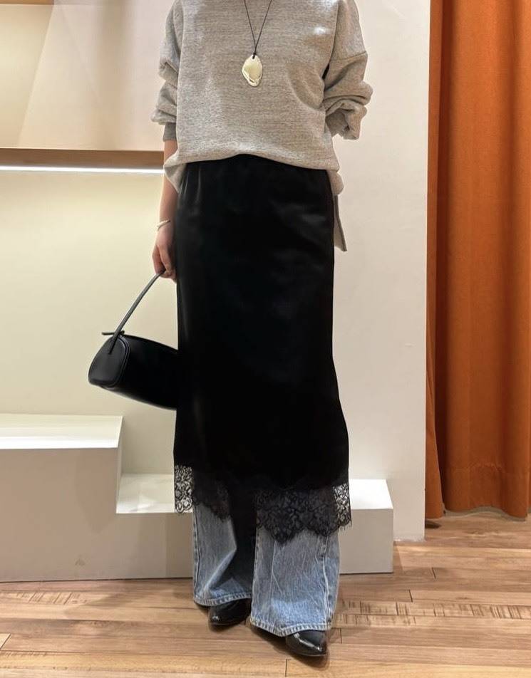 デニムにブラックレースをレイヤードしたスタイル