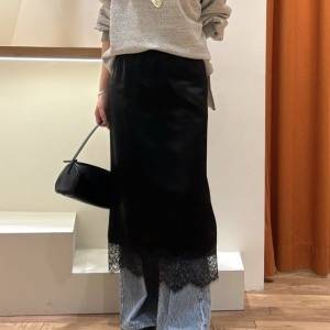 デニム×黒レースで一気に旬！甘さを抑えた大人の「レイヤード」で着こなしを更新