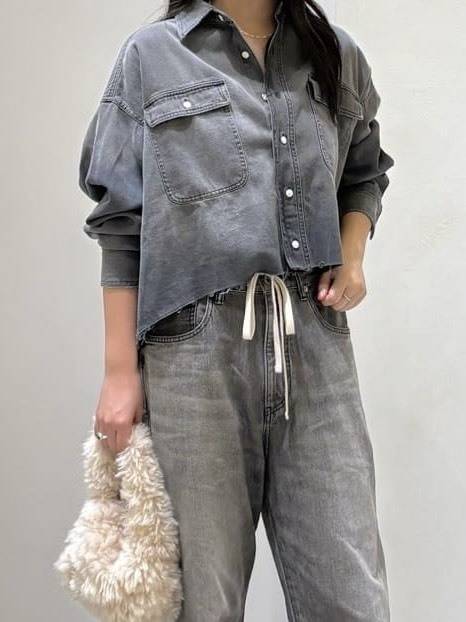 デニムシャツとデニムパンツのセットアップ