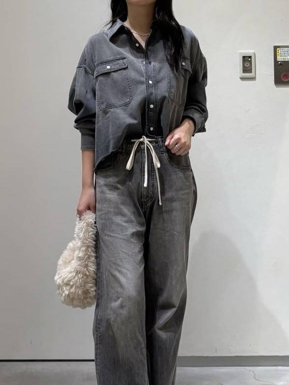 デニムシャツとデニムパンツのセットアップ