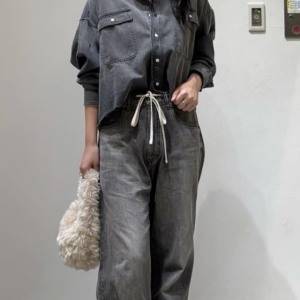 今季注目のデニムスタイル。シンプルなのにこなれ感たっぷり「大人のセットアップ」