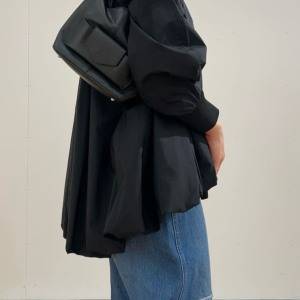 羽織るだけで旬バランス完成♡丸みシルエットが今っぽい「バルーン裾ブルゾン」