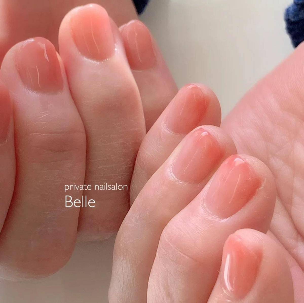 オレンジピンクの透け感ネイル