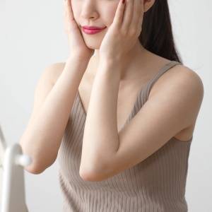  スキンケアをする人 