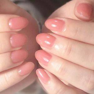 【2026年春】指先に温かみをプラスする。大人女子向け血色感ネイル5選