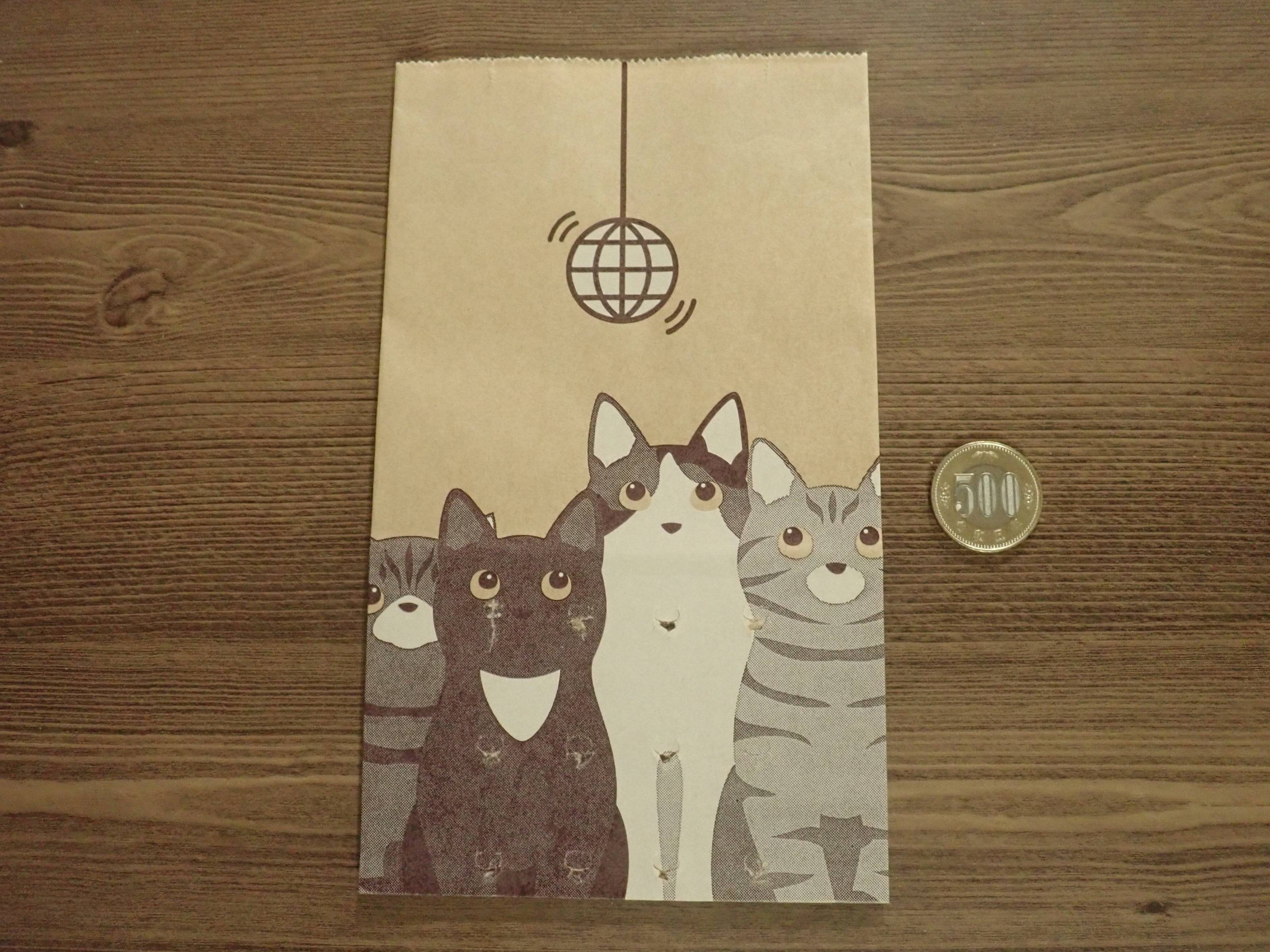 ダイソーの紙製水切りゴミ袋(12枚、ネコ柄、FSC)