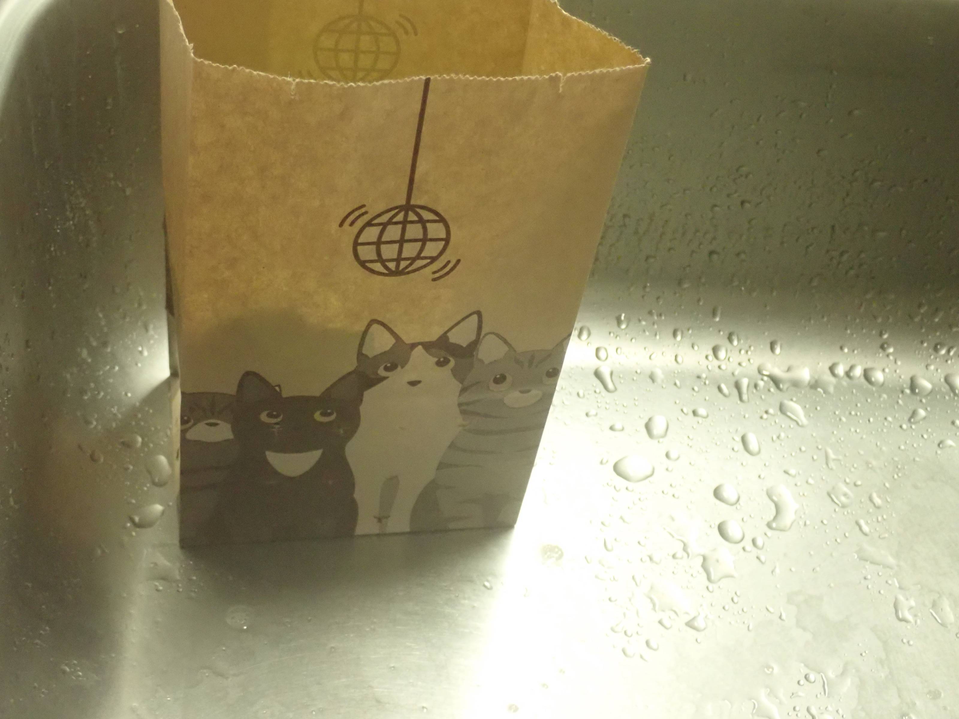 ダイソーの紙製水切りゴミ袋(12枚、ネコ柄、FSC)