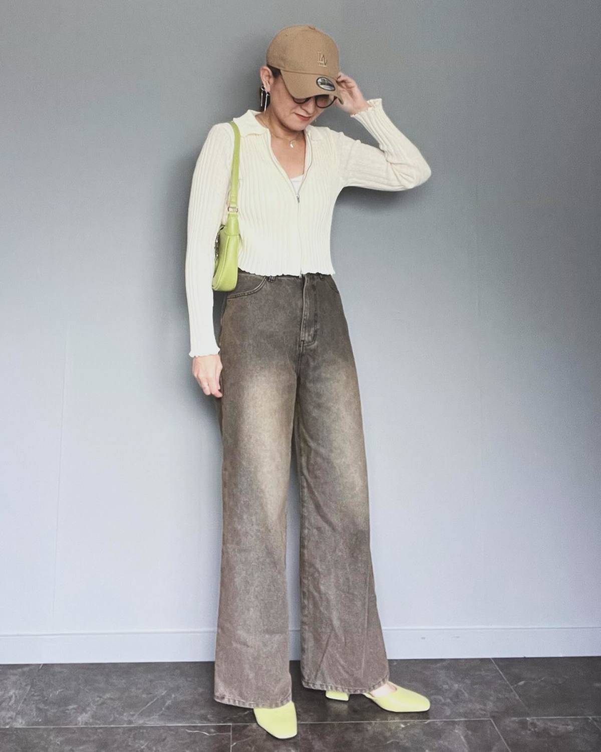 カラー小物をアクセントにする！