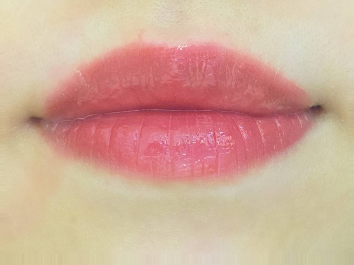 唇にリップを塗った画像
