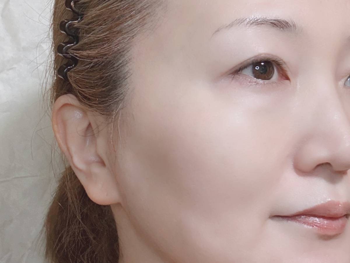 &nd by rom&nd Greigeシリーズ コンフォートベルベットプレスパウダーファンデーション NU01アイボリー 塗布後 筆者顔