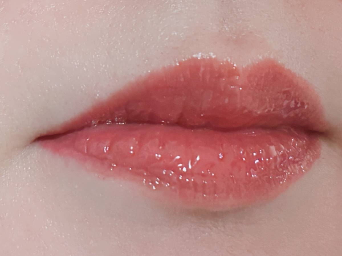 &nd by rom&nd アンドバイロムアンド Greige グレージュシリーズ シアリーカラースティック RD01ベリーアン リップカラー 塗布後 筆者唇