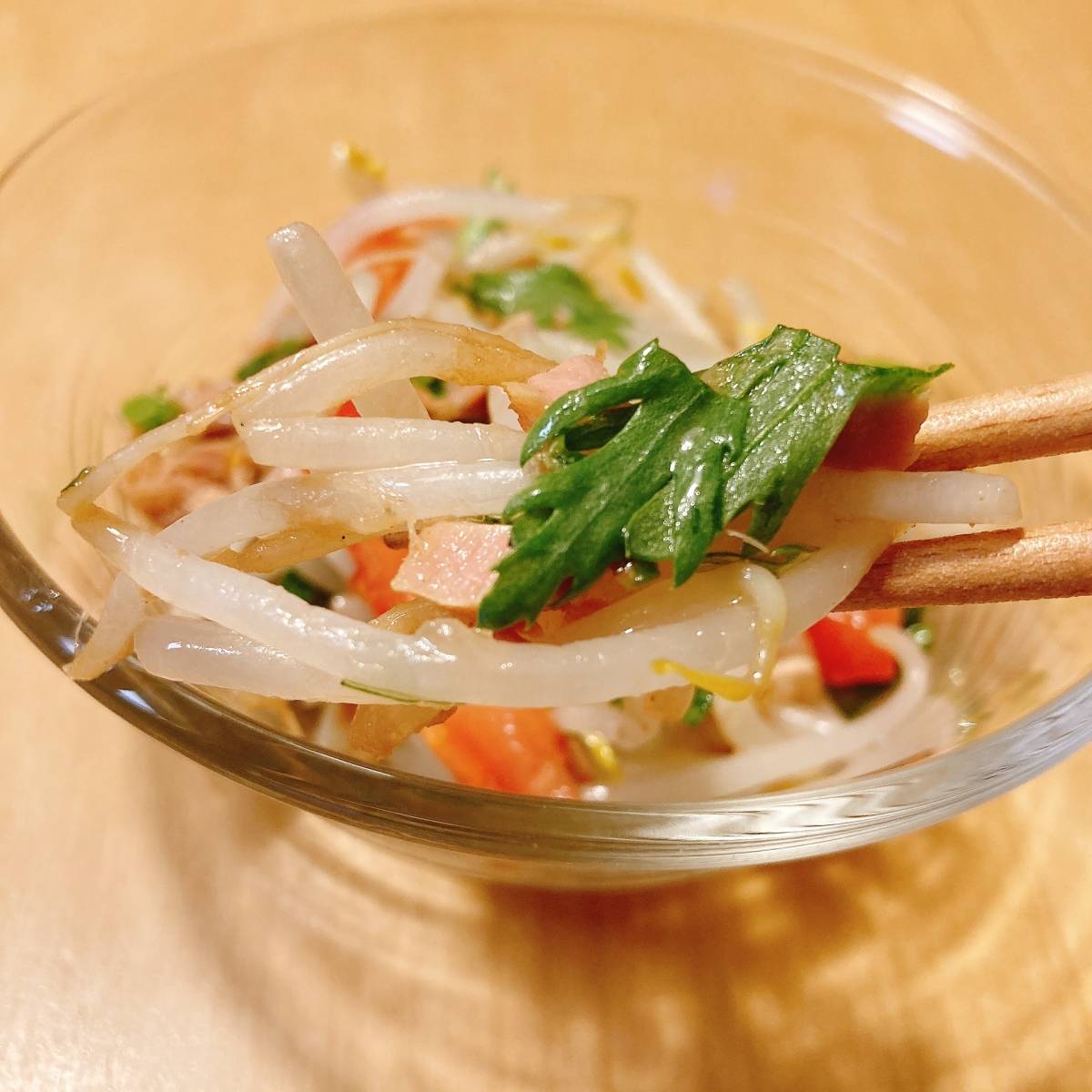 JAグループ公式の「もやしとパプリカわさび菜のツナドレッシングサラダ」のレシピ