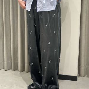 穿くだけでコーデが印象的に……。“刺繍×ベロア”が目を引く大人の主役パンツ